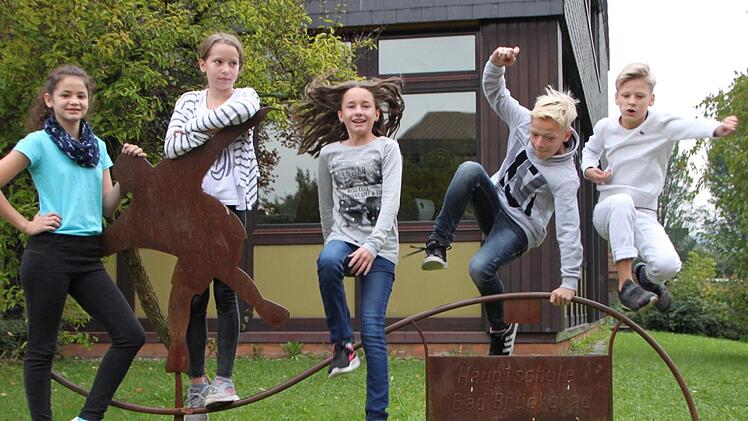 Sie kommen aus dem gesamten Altlandkreis: Lismary aus Zeitlofs (von links), Sina aus Motten, Leonie aus Schondra, Linus aus Modlos und Daniel aus Bad Brückenau gehen in die 5. Klasse der Mittelschule am Schulzentrum Römershag. Foto: Ulrike Müller