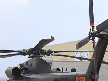 Bei einem Tankstopp eines Bundeswehrhubschraubers am Flugplatz in Haßfurt ist es zu einem tödlichen Unfall gekommen. Die Ermittlungen dauern an. Foto: NEWS5 / Merzbach