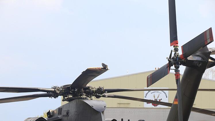 Bei einem Tankstopp eines Bundeswehrhubschraubers am Flugplatz in Haßfurt ist es zu einem tödlichen Unfall gekommen. Die Ermittlungen dauern an. Foto: NEWS5 / Merzbach