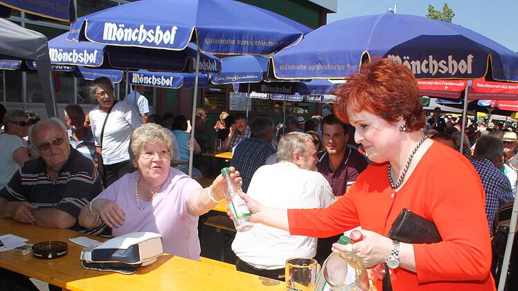 Die stellvertretende Landrätin Christina Flauder im Dienste der guten Sache. Flaudere packte mit an und brachte Pfandflaschen weg