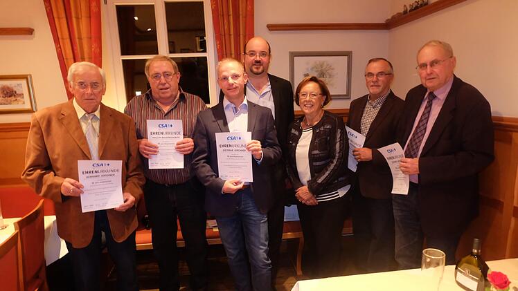 Geehrt wurden von links . Gerhard Kirchner (35 Jahre), Philipp Bauernschubert (35), Dietmar Kirchner (30), Sebastian Scheder, Karin Renner, Gerhard Fischer (25), Eduartd Lintner (45). Es fehlen: Michael Schlereth (45), Erich Schneider (45), Gustav Braun (35) . Foto: A. Bauernschubert