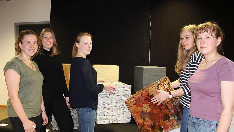 Die Studentinnen (von links) Barbara Marquardt, Lilly Dormeier, Eva Knopf, Luisa Beck und Henriette Helms haben besondere Abstelltische aus weichen Materialien konzipiert. Cindy Dötschel