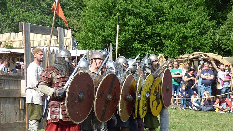 Sie spielen die historisch nachgewiesenen Feldschlacht zwischen den  Truppen König Heinrichs und Hezilos von Schweinfurt  nach.   Foto: Thomas Weichert