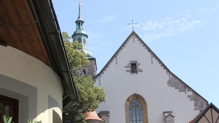 Blick vom Biergarten auf den Kirchturm.