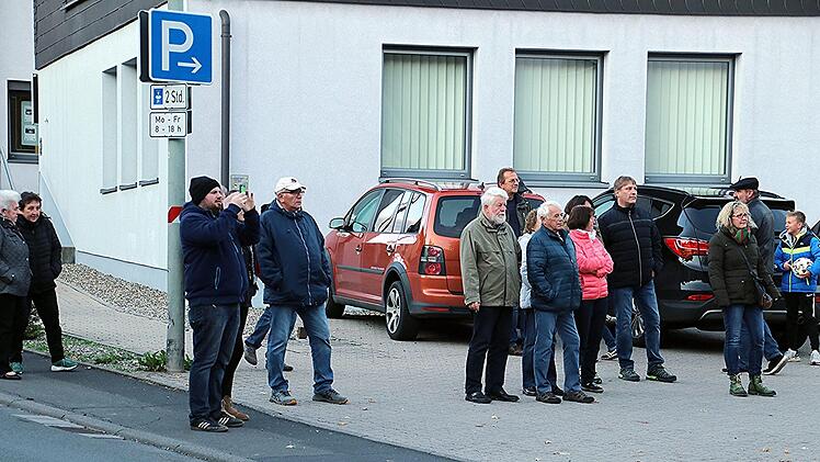 Ein Teil der Zuhörer der "Balkonmusik" von Peter Seifert auf dem Parkplatz am Rathaus in Maroldsweisach