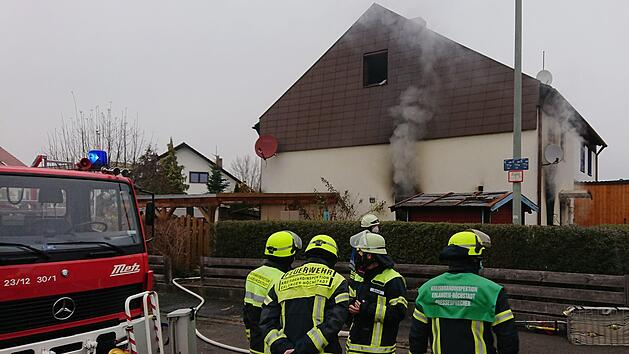 Feuerwehrleute bek&auml;mpfen das Feuer in dem Wohnhaus in H&ouml;chstadt.Fotos: Andreas Dorsch