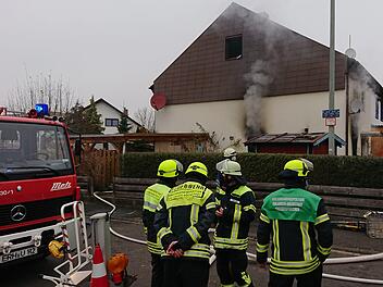 Feuerwehrleute bekämpfen das Feuer in dem Wohnhaus in Höchstadt.Fotos: Andreas Dorsch