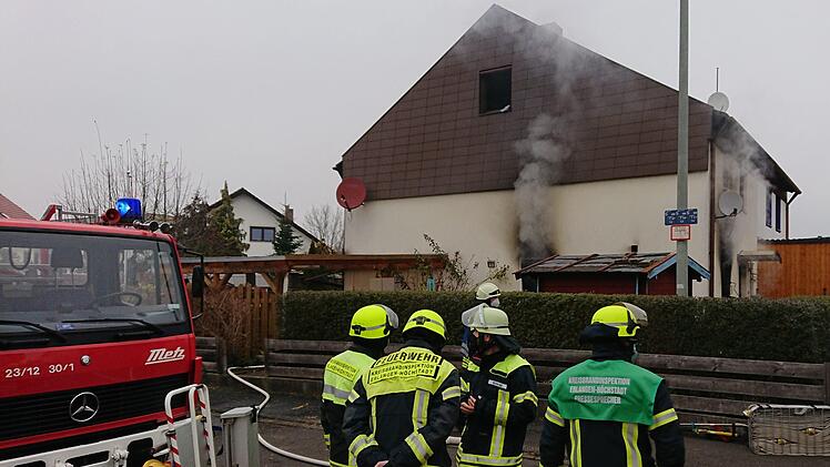 Feuerwehrleute bekämpfen das Feuer in dem Wohnhaus in Höchstadt.Fotos: Andreas Dorsch