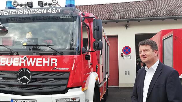 Staatssekret&auml;r Sandro Kirchner besuchte die Feuerwehr in Reiterswiesen.