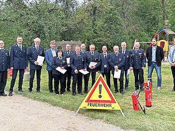 Zwölf Feuerwehrmänner und -frauen aus den Ortswehren des Marktes Pretzfeld wurden geehrt.