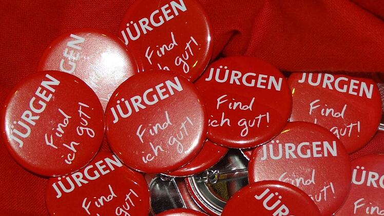 Mit diesen Buttons wollen die Eberner Genossen "ihren Jürgen" unterstützen. Foto: Johanna Eckert