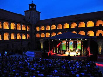 Blaue Stunde im Schönen Hof der Plassenburg: 1400 Zuschauer feiern die Spider Murphy Gang. Fotos: Stephan Herbert Fuchs