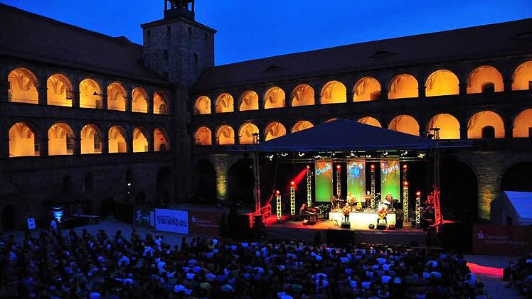 Blaue Stunde im Schönen Hof der Plassenburg: 1400 Zuschauer feiern die Spider Murphy Gang. Fotos: Stephan Herbert Fuchs