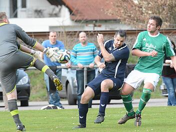 Ließ sich im Derby nicht bezwingen: Gräfendorfs Keeper und Spielführer Alexander Jung, der hier dem Morlesauer Daniel Doschko keinen Torerfolg gestattet. Rechts: Christopher Rau . Foto: ssp