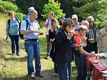 Besucher kosten auf dem Premiumwanderweg auch regionale Produkte. Die Wanderung wird nun gesondert beworben.  Foto: Björn Hein/Archiv