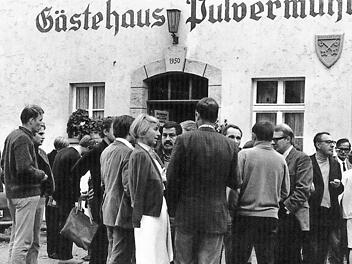 Gruppenaufnahme vor dem Gästehaus der Pulvermühle unter anderem mit Günther Grass (im Türrahmen).  Foto: Toni Richter