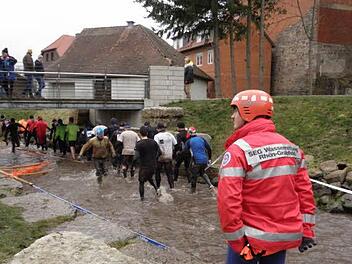 Wie im vergangenen Jahr werden auch diesmal zahlreiche Helfer des Roten Kreuzes, der Wasserwacht oder der Bergwacht dafür sorgen, dass der BraveheartBattle 2017 in Bischofsheim möglichst reibungslos verläuft. Foto: Barbara Enders