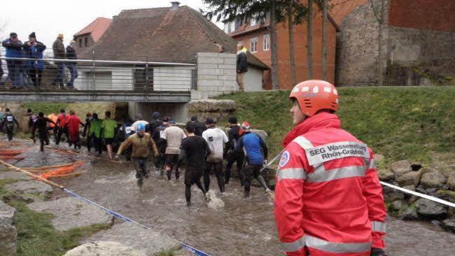 Wie im vergangenen Jahr werden auch diesmal zahlreiche Helfer des Roten Kreuzes, der Wasserwacht oder der Bergwacht dafür sorgen, dass der BraveheartBattle 2017 in Bischofsheim möglichst reibungslos verläuft. Foto: Barbara Enders
