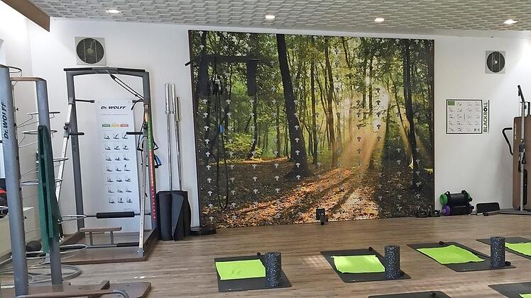 Hier fanden Hochzeitsfeiern, Jubiläen und Vereinsveranstaltungen statt. Dieser über 90 Quadratmeter große Raum ist schon fast vollständig als Fitness- Kurs- und Trainingsraum ausgebaut worden. Foto: Karl-Heinz Hofmann