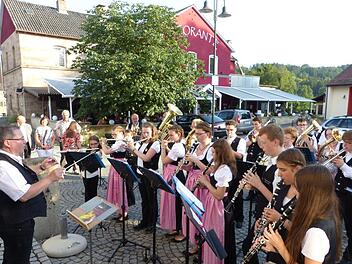 Mit festlichen Klängen wurden die Mitglieder und Gäste vom Jugendblasorchester unter der Leitung von Lothar Huber auf den Abend eingestimmt. Fotos: Klaus-Peter Wulf