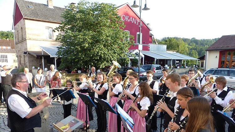 Mit festlichen Klängen wurden die Mitglieder und Gäste vom Jugendblasorchester unter der Leitung von Lothar Huber auf den Abend eingestimmt. Fotos: Klaus-Peter Wulf