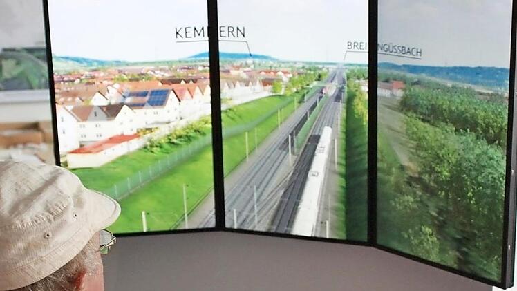 Im Fahrsimulator kann sich jeder als ICE-Lokführer fühlen. Fotos: Hans Kurz