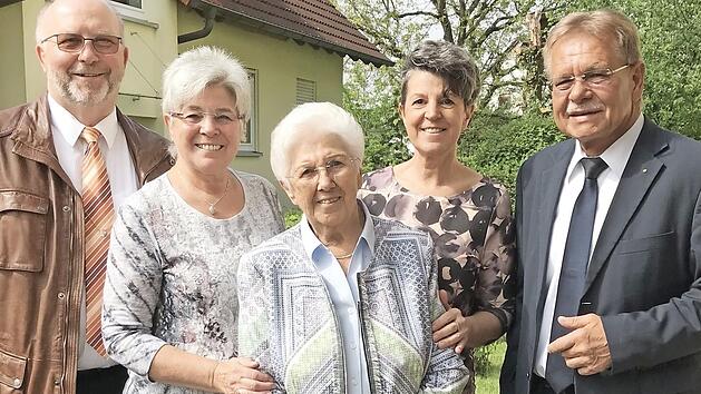 Antonie Hennen mit (von links) Bürgermeister Egon Herrmann, den Töchtern Walburga Reif und Ulla Wachter sowie Landratsstellvertreter Wolfgang Beiergrößlein Foto: Karl-Heinz Hofmann