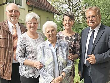 Antonie Hennen mit (von links) Bürgermeister Egon Herrmann, den Töchtern Walburga Reif und Ulla Wachter sowie Landratsstellvertreter Wolfgang Beiergrößlein Foto: Karl-Heinz Hofmann