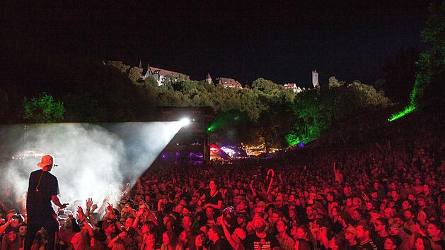 Das Taubertal-Festival in Rothenburg ob der Tauber lockt mit fr&auml;nkischer Kulisse, famili&auml;rer Atmosph&auml;re und einer bunten Mischung an K&uuml;nstlern. Foto: Sebastian Goe&szlig;/Taubertal-Festival.de