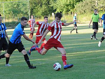 Schon wieder vorne mit dabei: Fuchsstadts Stürmer Dominik Halbig schließt hier im Testspiel gegen Fulda-Lehnerz ab, auch wenn ihm ggeen den hessischen Verbandsligisten kein Tor gelingen wollte. Foto: ssp