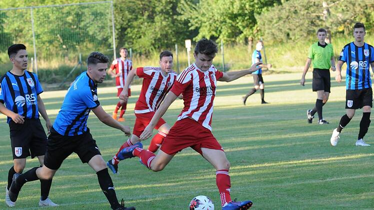 Schon wieder vorne mit dabei: Fuchsstadts Stürmer Dominik Halbig schließt hier im Testspiel gegen Fulda-Lehnerz ab, auch wenn ihm ggeen den hessischen Verbandsligisten kein Tor gelingen wollte. Foto: ssp