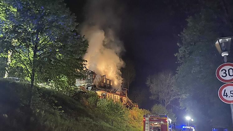 Gebäude nach Feuer völlig zerstört