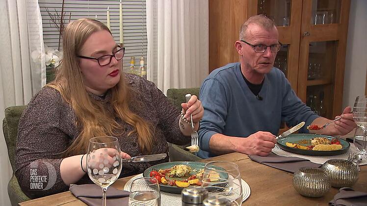 Hannelores Knoblauch-H&uuml;hnchen st&ouml;&szlig;t bei Maja (links) und Hans auf gro&szlig;e Begeisterung.