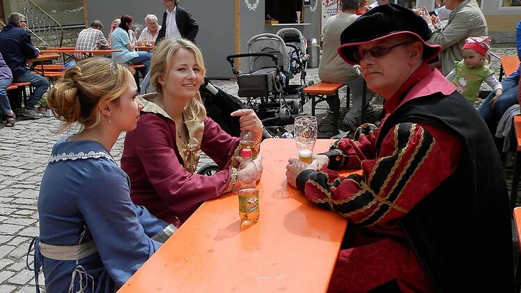 Mundschenk Christian Lackner und seine beiden Hofdamen Andrea Ittner und Laura Dotzer. Foto: Rainer Fritsch