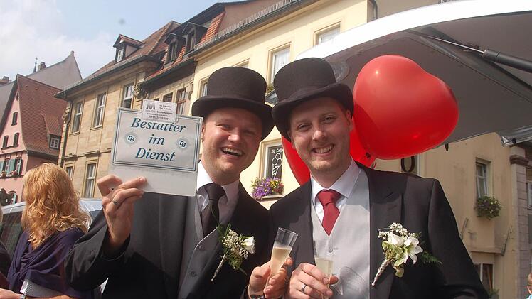 Sven Kaiser (l.) und Christian Vogel haben eine nicht alltägliche Hochzeit gefeiert. Foto: Andrea Rippstein