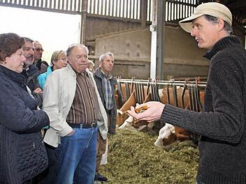 Klaus Gründel (rechts) erläuterte den Besuchern die Vorzüge eines Tretmiststalls.  Foto: Gerda Völk