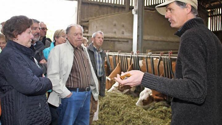 Klaus Gründel (rechts) erläuterte den Besuchern die Vorzüge eines Tretmiststalls.  Foto: Gerda Völk