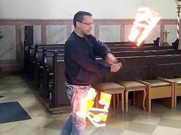 Matthias Ebert vom Duo "Firlefanz" probt mit dem "akrobatischen Beamer" für die "Sinnzeit" in der Knetzgauer Pfarrkirche. Foto: privat
