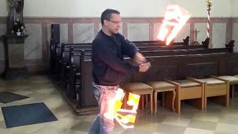 Matthias Ebert vom Duo "Firlefanz" probt mit dem "akrobatischen Beamer" für die "Sinnzeit" in der Knetzgauer Pfarrkirche. Foto: privat
