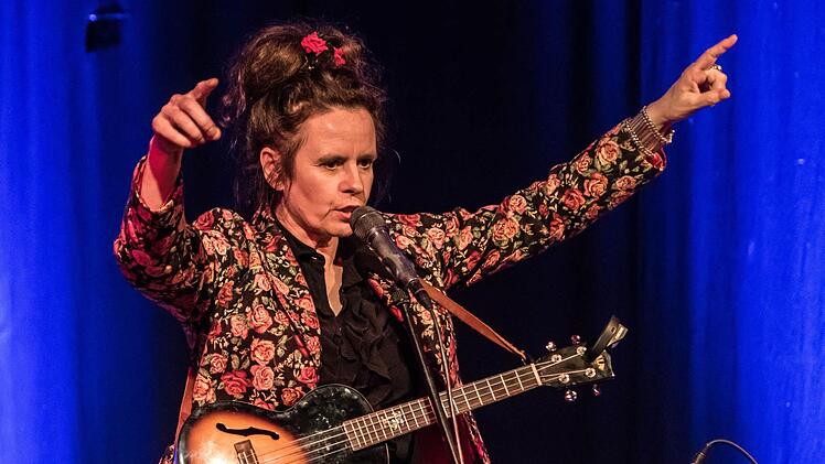 Nessi Tausendschön bei ihrem Auftritt im "Schwarzen Bären". Foto: Jochen Berger