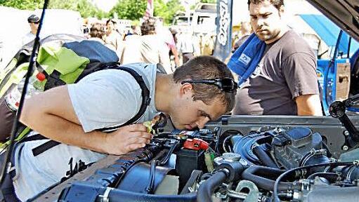 Mancher will es ganz genau wissen. Foto: Dobschütz