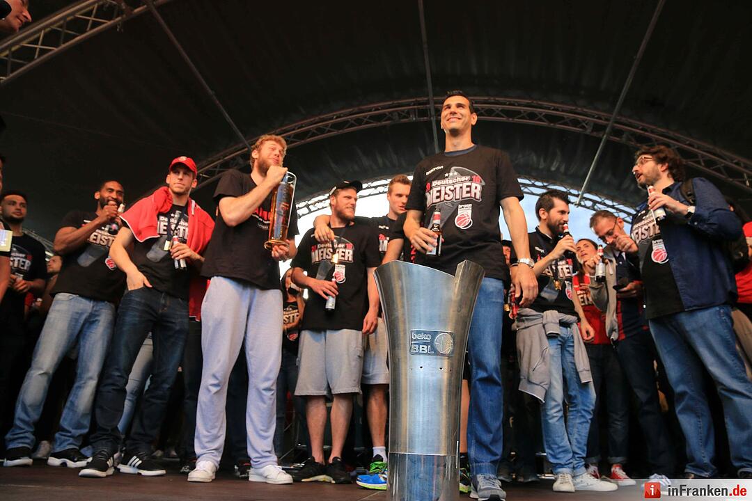 Bamberg feiert deutsche Basketballmeisterschaft im Regen