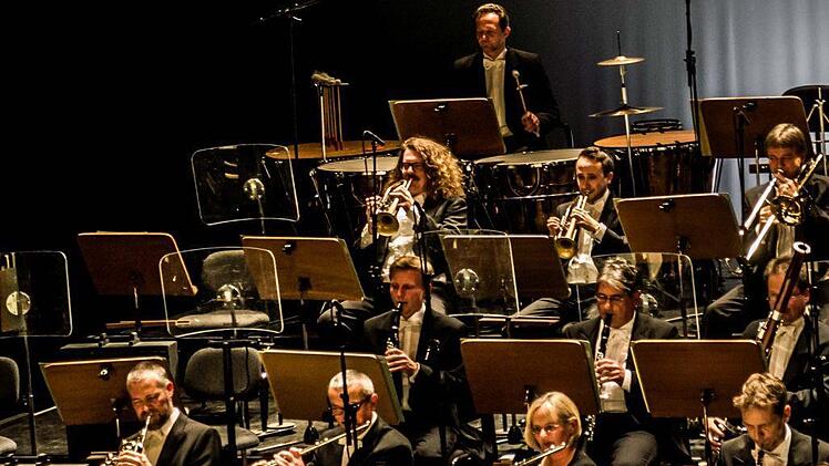 Unter der Leitung von Roland Kluttig brillierte das Philharmonische Orchester beim Sinfoniekonzert unter dem Motto "Bekenntnisse" im Landestheater. Foto: Jochen Berger