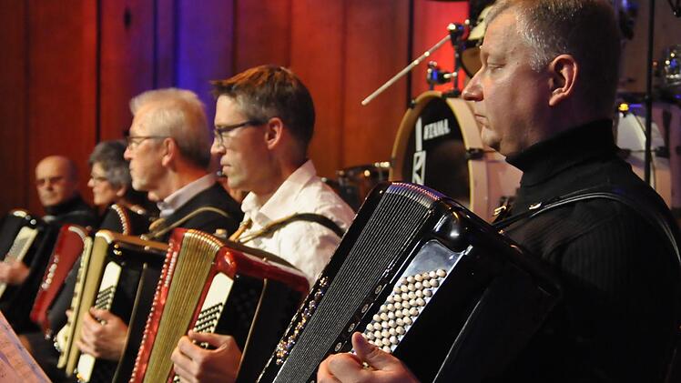 Für das Akkordeonorchester ist das Elternkonzert ein idealer Ort seine Leistungen zu zeigen. Foto: Peter Klopf