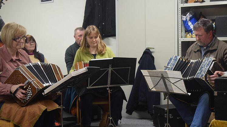Bei den Proben hört Robert Matthes ganz genau hin, damit beim großen Auftritt bei "Musik und Xang" jeder Ton sitzt. Foto: Daniela Pondelicek