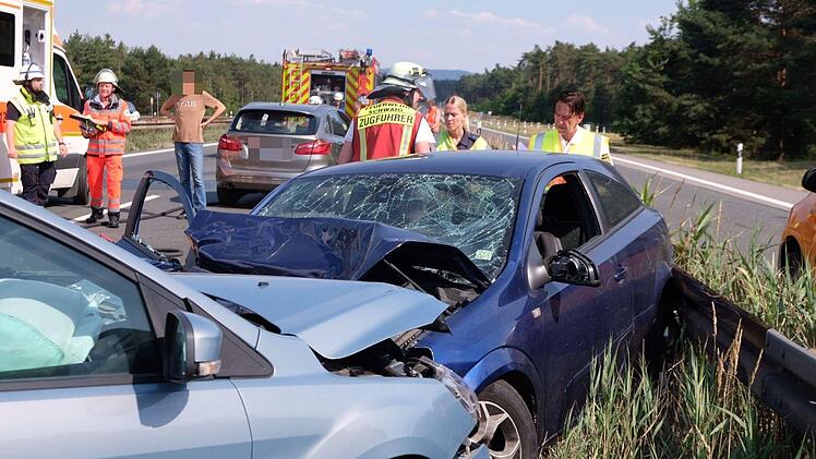 Nach einer Falschfahrt in Mittelfranken ist ein Mann am Donnerstagnachmittag gestorben. Fotos: NEWS5/Grundmann