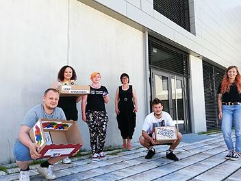 Legosteine in verschiedenen größen, Platten und Dachsteine werden für den Bau der Rollstuhlrampe benötigt. Foto: Laura Ziegler