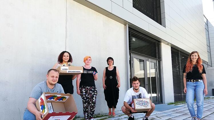 Legosteine in verschiedenen größen, Platten und Dachsteine werden für den Bau der Rollstuhlrampe benötigt. Foto: Laura Ziegler