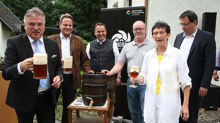 Endlich ist es wieder soweit: Landrat Klaus Peter Söllner zapfte im Beisein von Oberbürgermeister Ingo Lehmann, Schulleiter Alexander Battistella, Kommunbräu-Braumeister Alexander Matthes sowie den Landtagsabgeordneten Inge Aures (SPD) und Martin Schöffel (CSU) das erste Fässla des Schülerbieres an. 800 Liter haben die Schüler bei der Kommun nachgebraut.
