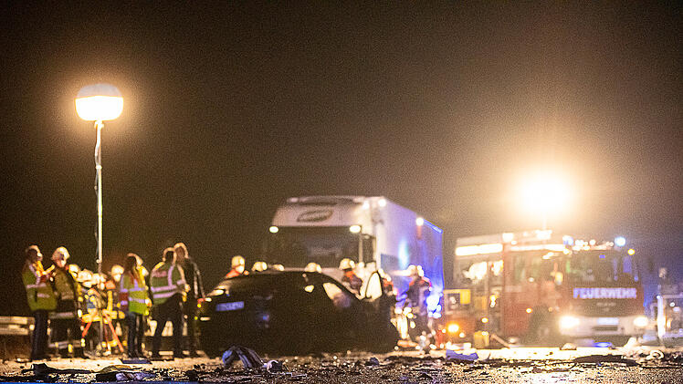 Nach Kollision mit Sattelzug: Person verstirbt noch an der Unfallstelle